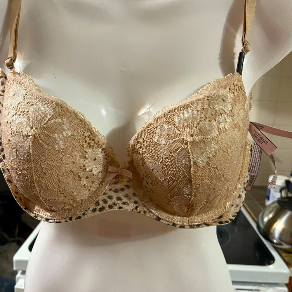 Victoria Secrets Bra, two colors, comfortable and elegant.